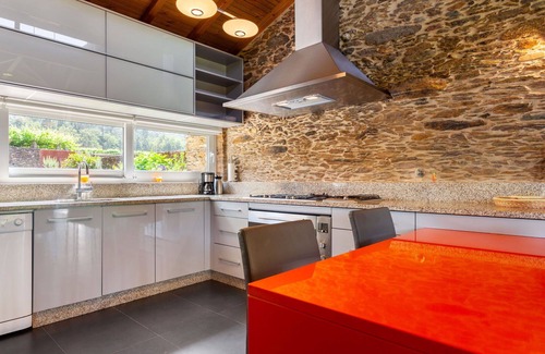 Caminha Villa | Stunning private villa for 6 people with WIFI, A/C, TV, patio and parking