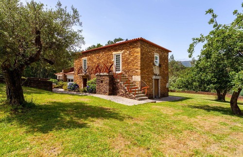Caminha Villa | Stunning private villa for 6 people with WIFI, A/C, TV, patio and parking