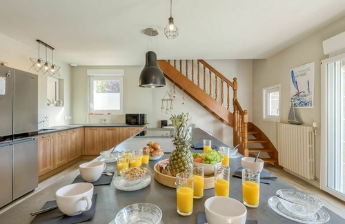 Carnac House | Stunning private villa for 16 guests with WIFI, TV and pets allowed