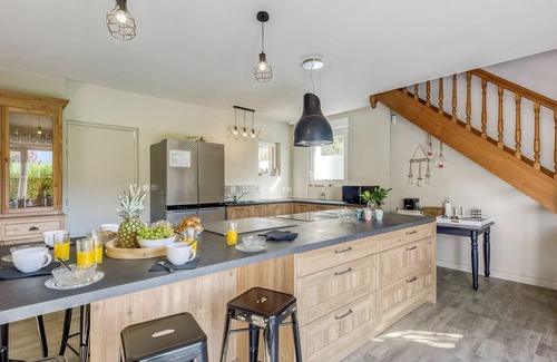 Carnac House | Stunning private villa for 16 guests with WIFI, TV and pets allowed