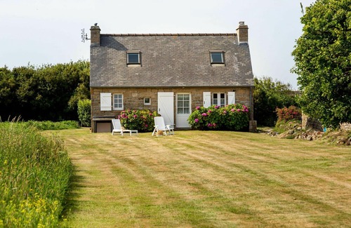 Crozon House | Stunning private villa for 4 people with WIFI, TV and pets allowed
