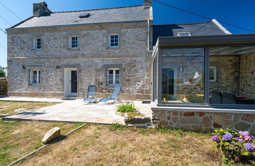 Plogoff House | Stunning private villa for 6 people with TV, terrace and pets allowed