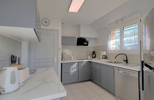 Penvins House | Stunning private villa for 6 people with WIFI, TV, terrace and pets allowed