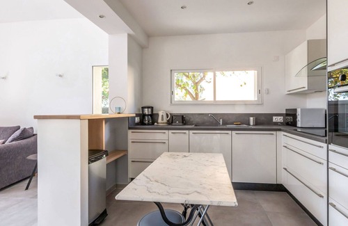Le Mourillon Villa | Stunning private villa for 4 people with WIFI, A/C, TV, terrace and parking