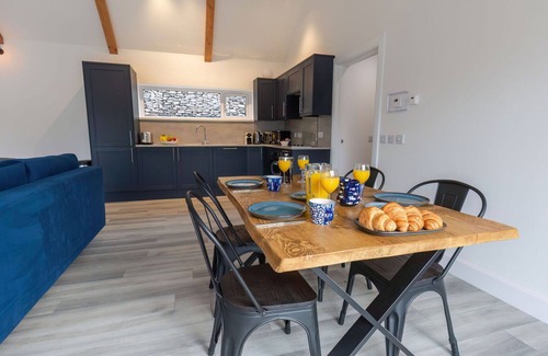 Balnain Villa | Stunning private villa for 4 guests with WIFI, TV, patio, pets allowed and panoramic view
