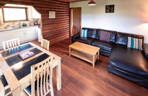 Fivelanes House | Stunning private villa for 4 people with WIFI, hot tub, TV, patio, pets allowed and panoramic view