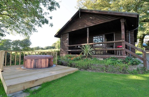 Fivelanes House | Stunning private villa for 4 people with WIFI, hot tub, TV, patio, pets allowed and panoramic view