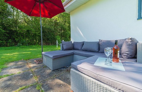 Liskeard House | Stunning private villa for 4 people with WIFI, TV and patio