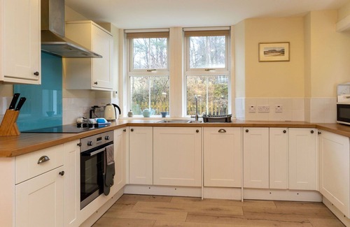 Alvie House | Stunning private villa for 8 guests with WIFI, TV, patio and pets allowed