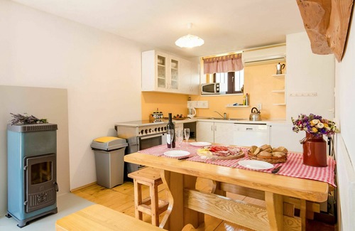 Lic House | Stunning private villa for 4 guests with private pool, A/C, WIFI, TV and pets allowed