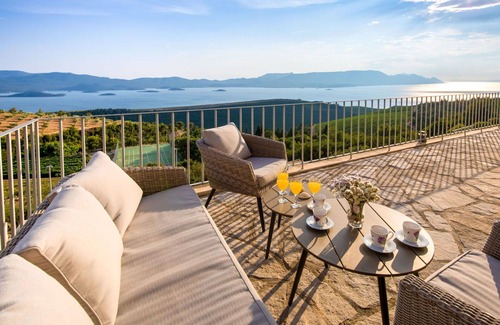 Slivno Villa | Stunning private villa with WIFI, private pool, A/C, hot tub, TV, terrace and pets allowed