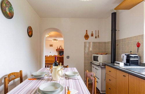 Plesio House | Stunning private villa for 6 guests with WIFI, terrace and pets allowed