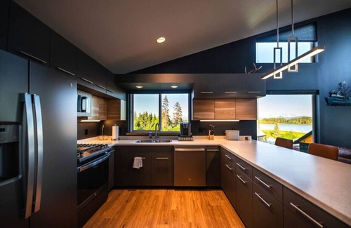 Homer House | Stunning Property, Walking Distance to Downtown/Br