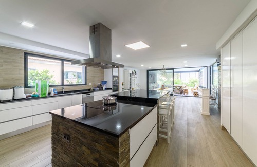 Charneca de Caparica e Sobreda Villa | Stunning Villa with Outdoor pool and heated Indoor pool, next to great beaches