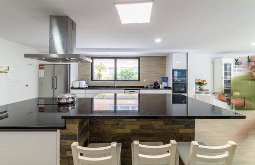 Charneca de Caparica e Sobreda Villa | Stunning Villa with Outdoor pool and heated Indoor pool, next to great beaches