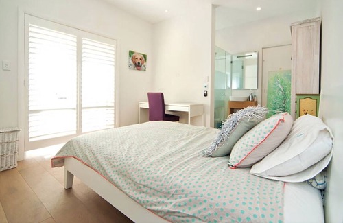 Warriewood House | Stunning quiet Beach Front 20km from harbour bridge