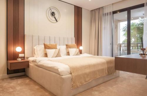 Palm Jumeirah Apartment | Stunning Renovated 1BR Apartment at 5 Star Resort