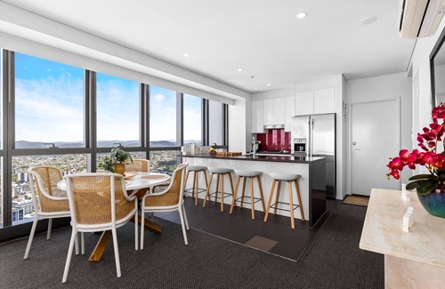 Brisbane Central Business District Apartment | Stunning River View 2-Bed with Pool, Sauna and Gym