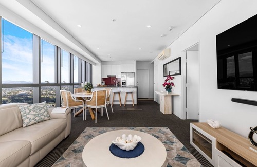 Brisbane Central Business District Apartment | Stunning River View 2-Bed with Pool, Sauna and Gym