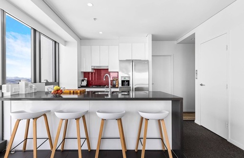 Brisbane Central Business District Apartment | Stunning River View 2-Bed with Pool, Sauna and Gym