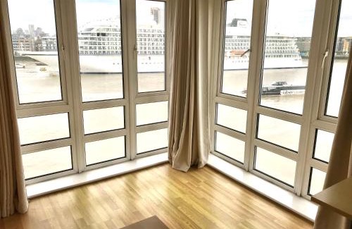 Island Gardens Apartment | Stunning river view 2 bedrooms entire flat E14 3WA underground parking Island Gardens DLR station nearby