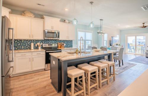 Wilmington Beach House | Stunning Rooftop Sun Deck at The Bend and Snapper