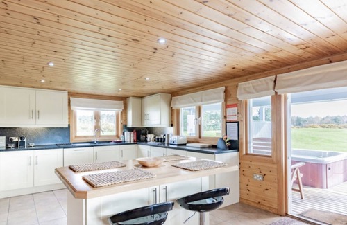 Hopton Ski Chalet | Stunning Scandi lodge on golf course with hot tub/sauna