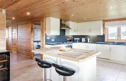 Hopton Ski Chalet | Stunning Scandi lodge on golf course with hot tub/sauna