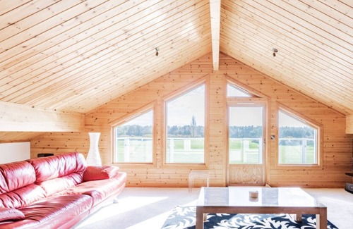 Hopton Ski Chalet | Stunning Scandi lodge on golf course with hot tub/sauna