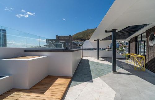 Three Anchor Bay Apartment | Stunning Sea Point pad- 300m to promenade