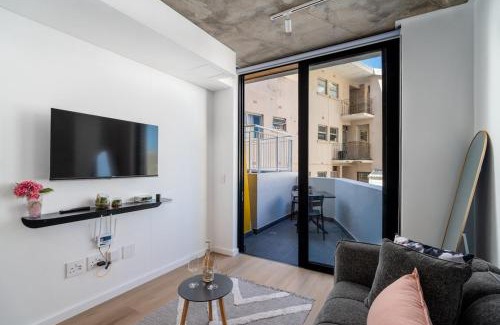 Three Anchor Bay Apartment | Stunning Sea Point pad- 300m to promenade