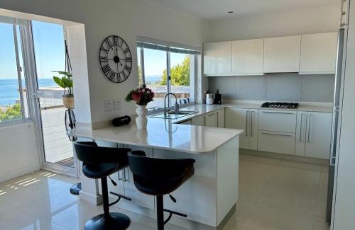 Sea Point Apartment | Stunning sea-view apartment with Balcony