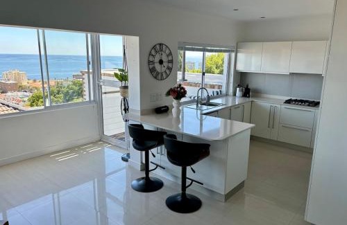 Sea Point Apartment | Stunning sea-view apartment with Balcony