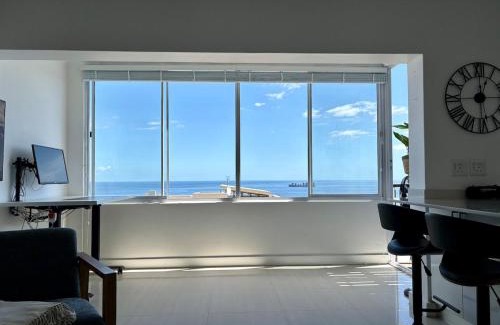 Sea Point Apartment | Stunning sea-view apartment with Balcony