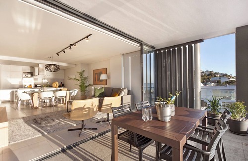 Sea Point Apartment | Stunning sea views, luxury 2 bedroom with AC & pool