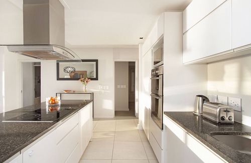 Sea Point Apartment | Stunning sea views, luxury 2 bedroom with AC & pool