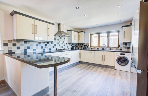 Sheerness House | Stunning Seaside House - Sea Views & Hot Tub - Few Minutes Walk to sea and Beach