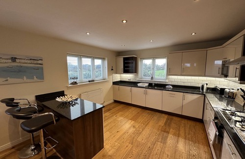 Filey Cottage | Stunning SEAVIEW Coastal Cottage - Sleeping 8 in 4 Bedrooms - Pool and Beach Access Included.