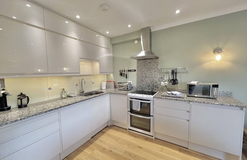 Maenporth Apartment | Stunning Seaview Cornwall Apartment with Heated Pool, Sauna, Jacuzzi and Tennis