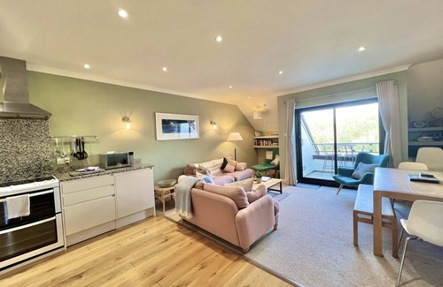 Maenporth Apartment | Stunning Seaview Cornwall Apartment with Heated Pool, Sauna, Jacuzzi and Tennis
