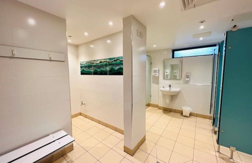 Maenporth Apartment | Stunning Seaview Cornwall Apartment with Heated Pool, Sauna, Jacuzzi and Tennis
