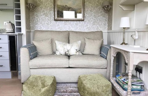 Tavistock Cabin | Stunning Shepherds Hut with Superb Views & Fire Pit near a Superb Gastro Pub
