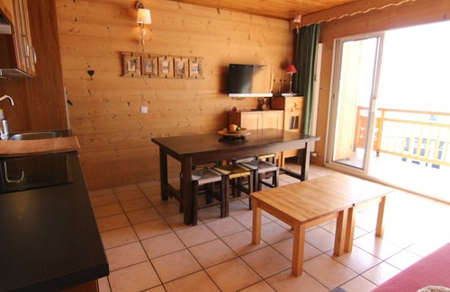 Jeux Apartment | Stunning Ski-In/Ski-Out Studio for 4 with South-Facing Balcony in Alpe d'Huez