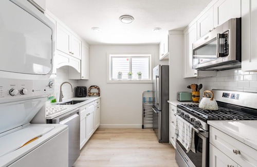 Federal Way House | Stunning Sound View+Luxury Stylish Design+ two Kitchens!