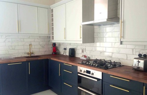 Glasgow Westend Apartment | Stunning, spacious 3 bedroom flat in the Heart of Finnieston, private parking, c