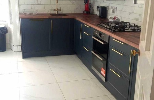 Glasgow Westend Apartment | Stunning, spacious 3 bedroom flat in the Heart of Finnieston, private parking, c
