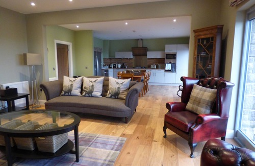 Crieff Cottage | Stunning Strathview Cottage - sleeps 8 guests in 4 bedrooms