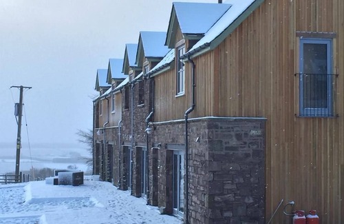 Crieff Cottage | Stunning Strathview Cottage - sleeps 8 guests in 4 bedrooms
