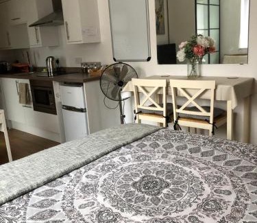 Banstead Apartment | Stunning Studio1, Banstead with free off st parking