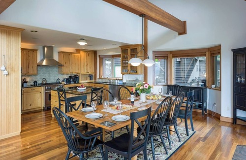 Eastsound House | Stunning Sunsets, Luxe Lodging, Sauna and Spa, Pool Room, Close to Town and Adventures